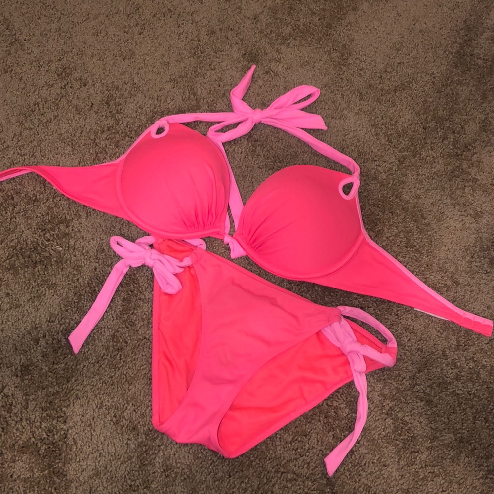 Victoria’s Secret bombshell swimsuit set
